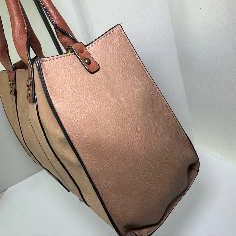 Vintage G.H. Bass & Co. Beige Tote Satchel Bag with Removable Pouch And Wristlet